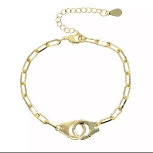 Cute bracelet… there is a matching necklace in the closet 🤩